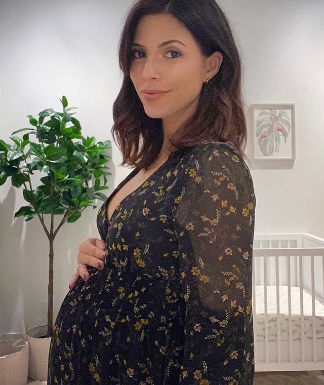 Cindy Sampson recent post showing she is pregnant with her first child