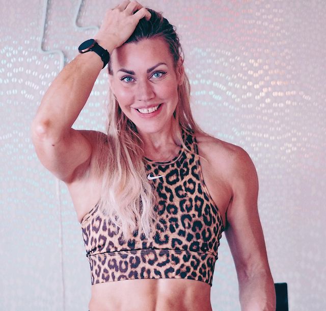 Silje Torp Færavaag showing her fit body wearing a panther pattern nike sports bra
