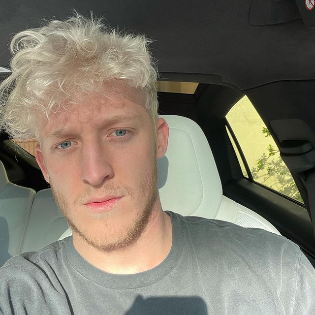 Tfue is wearing a grey tee.