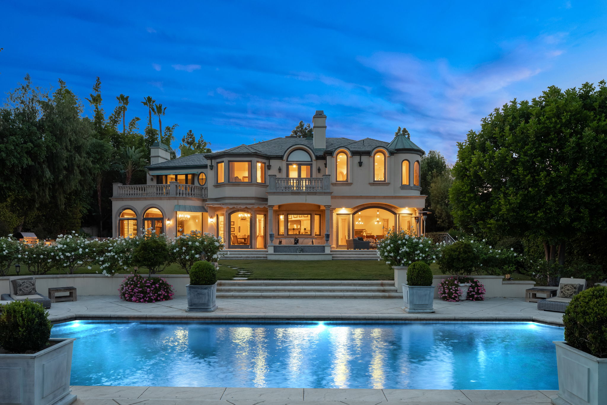Marshmello lavish mansion located in Mulholland Park Estate which costs $10.8 millions with a beautiful swimming on the front