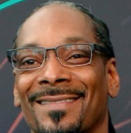Snoop Dogg married Shante Broadus after dating Laurie Holmond.