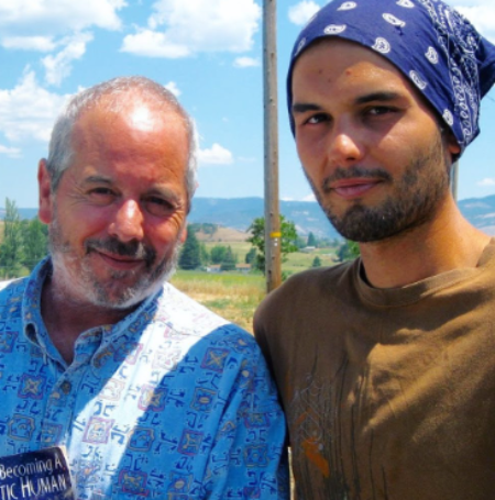 Simon Luckinbill's family has a strong background in acting.
