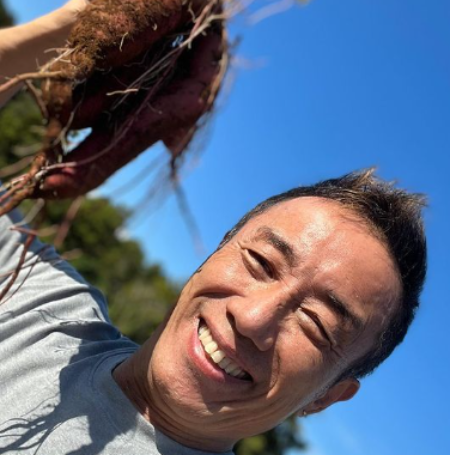 Ayane Nagabuchi's father Tsuyoshi Nagabuchi, is a renowned Japanese singer.