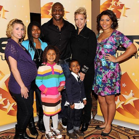 Naomi Burton Crews making an appearance with her baby bump, her parents, and siblings.
