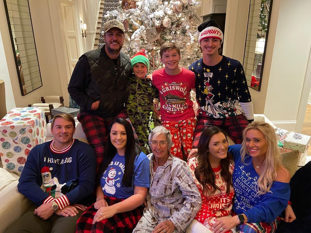 Luke Bryan with his whole family. 