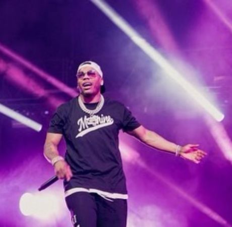 Nelly performing in stage.