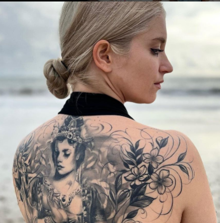In 2019, Cleo Kinnaman was romantically linked with popular YouTuber Amber Whittington.
