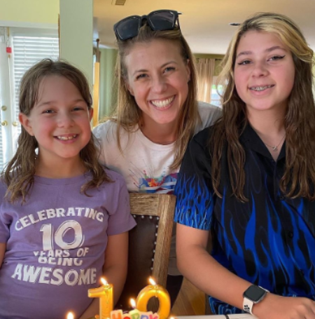 Jodie Sweetin is with her daughters.