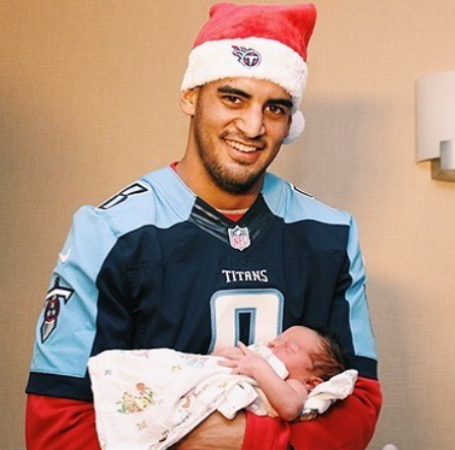 Marcus Mariota is with his daughter.