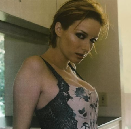 Christina Hendricks is posing for a picture. 